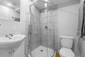 Towels, soap, toilet paper - downtown location brand new unit#1 (Gatineau)