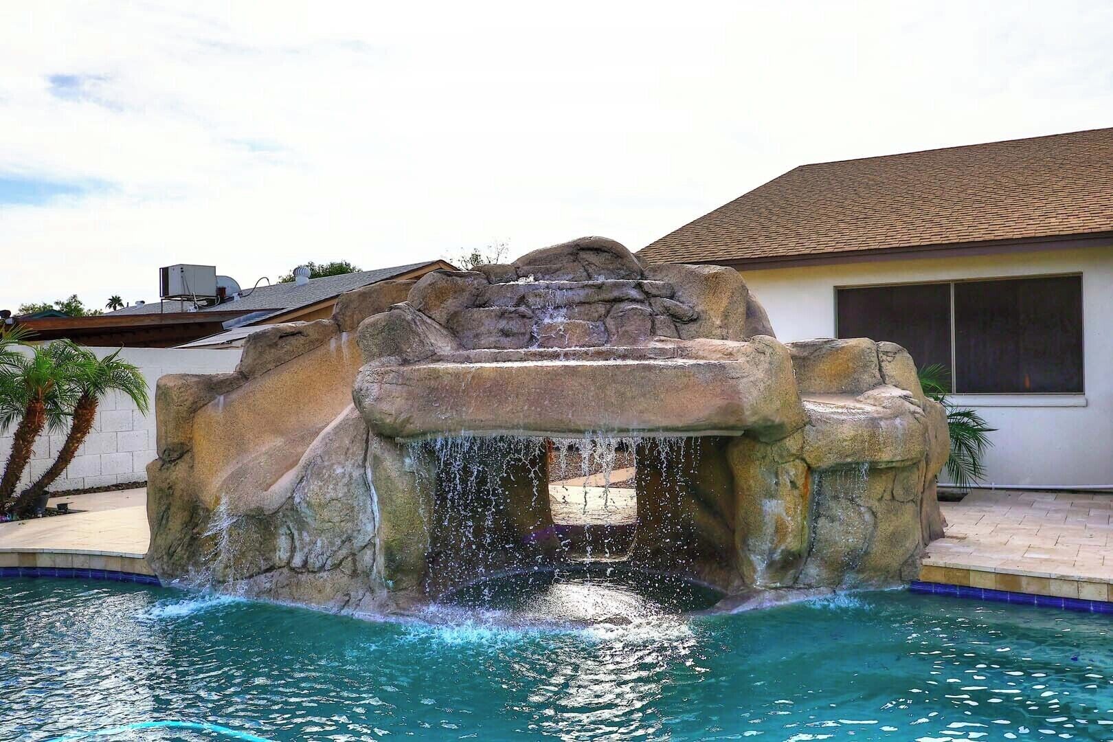 Een buitenzwembad en een verwarmd zwembad