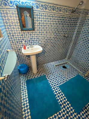 Dusch, hårtork, handdukar och tvål