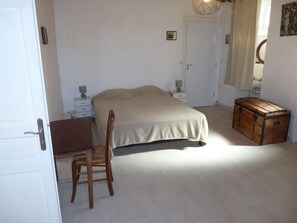 3 quartos, ferros/tábuas de passar roupa, roupa de cama