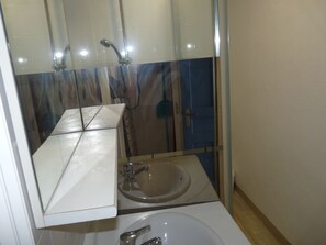 Douche, sèche-cheveux, serviettes fournies