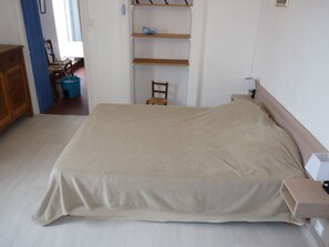 3 quartos, ferros/tábuas de passar roupa, roupa de cama