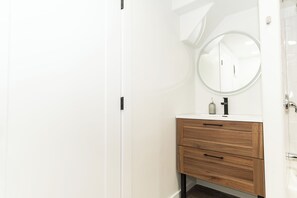 مجففات شعر، مناشف، صابون، ورق حمّام