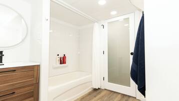 Secador de cabelo, toalhas de banho, sabonete, papel higiênico