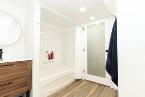 Secador de cabelo, toalhas de banho, sabonete, papel higiênico