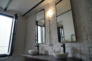 Ducha, secador de pelo, toallas, jabón