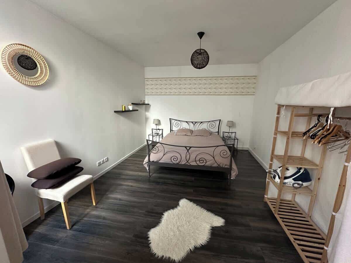 4 slaapkamers, een strijkplank/strijkijzer, reisbedje, wifi