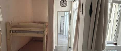 4 Schlafzimmer, Bügeleisen/Bügelbrett, Reisekinderbett, WLAN