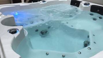 Indoor spa tub