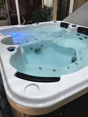 Indoor spa tub
