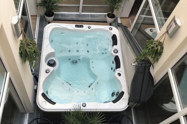 Bañera de hidromasaje cubierta