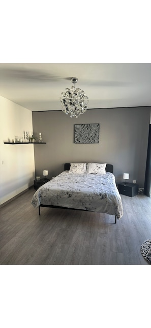 4 bedrooms, iron/ironing board, WiFi, bed sheets