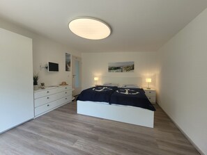1 bedroom, bed sheets - Vacation bungalow with garden plot near the Baltic Sea (Dranske)