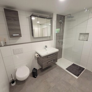 Shower, hair dryer, towels, toilet paper - Vacation bungalow with garden plot near the Baltic Sea (Dranske)