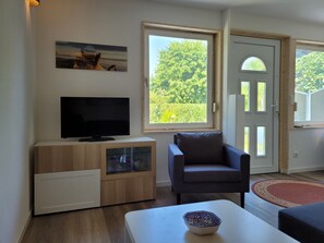 TV - Vacation bungalow with garden plot near the Baltic Sea (Dranske)