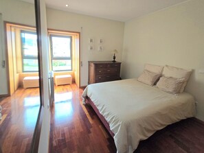 4 bedrooms, iron/ironing board, WiFi, bed sheets - Casa Santa Cruz (Chaves)