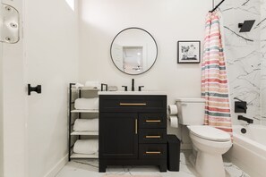 Hårtørrer, håndklæder, Sæbe, Toiletpapir