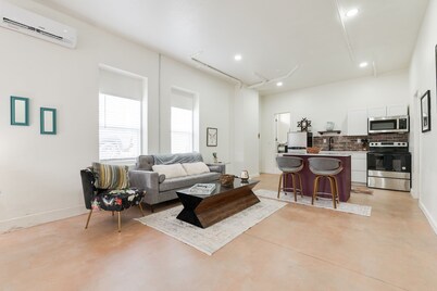 Urban New Apartment near Arts District