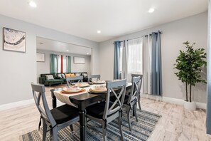 Dining - Perfect 3-bd 2 Bths close to LAX, SOFI,HOLLYWOOD,UNIVERSAL STUDIOS,CEDARS-SINAI, (Los Angeles)