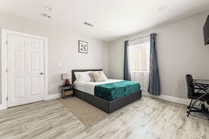 3 habitaciones, tabla de planchar con plancha, wifi y ropa de cama 