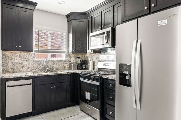Private kitchen - Perfect 3-bd 2 Bths close to LAX, SOFI,HOLLYWOOD,UNIVERSAL STUDIOS,CEDARS-SINAI, (Los Angeles)