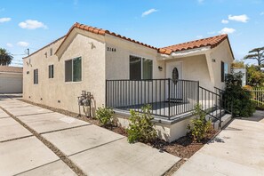 Exterior - Perfect 3-bd 2 Bths close to LAX, SOFI,HOLLYWOOD,UNIVERSAL STUDIOS,CEDARS-SINAI, (Los Angeles)