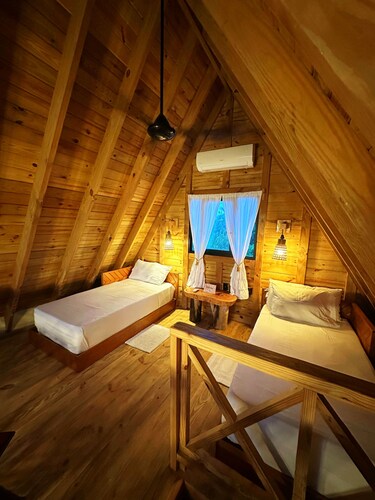 Cozy 2-bedroom cabin where nightfall reveals its most magical scenery