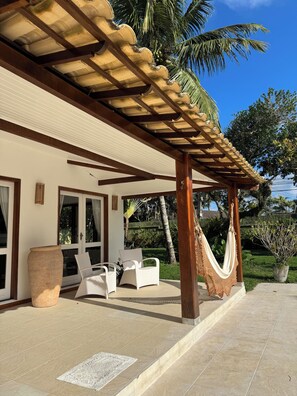 Terrace/patio - Exclusive house, private pool, access 50 meters from the beach, Arraial D'Ajuda (Arraial d'Ajuda, Porto Seguro)