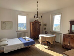 Estudio clásico, vista a la colina | Tabla de planchar con plancha y wifi gratis 
