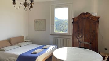 Monolocale Classic, vista collina | Ferro/asse da stiro, Wi-Fi gratuito