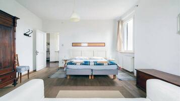 Apartemen, pemandangan kebun | Setrika/meja setrika dan Wi-Fi gratis