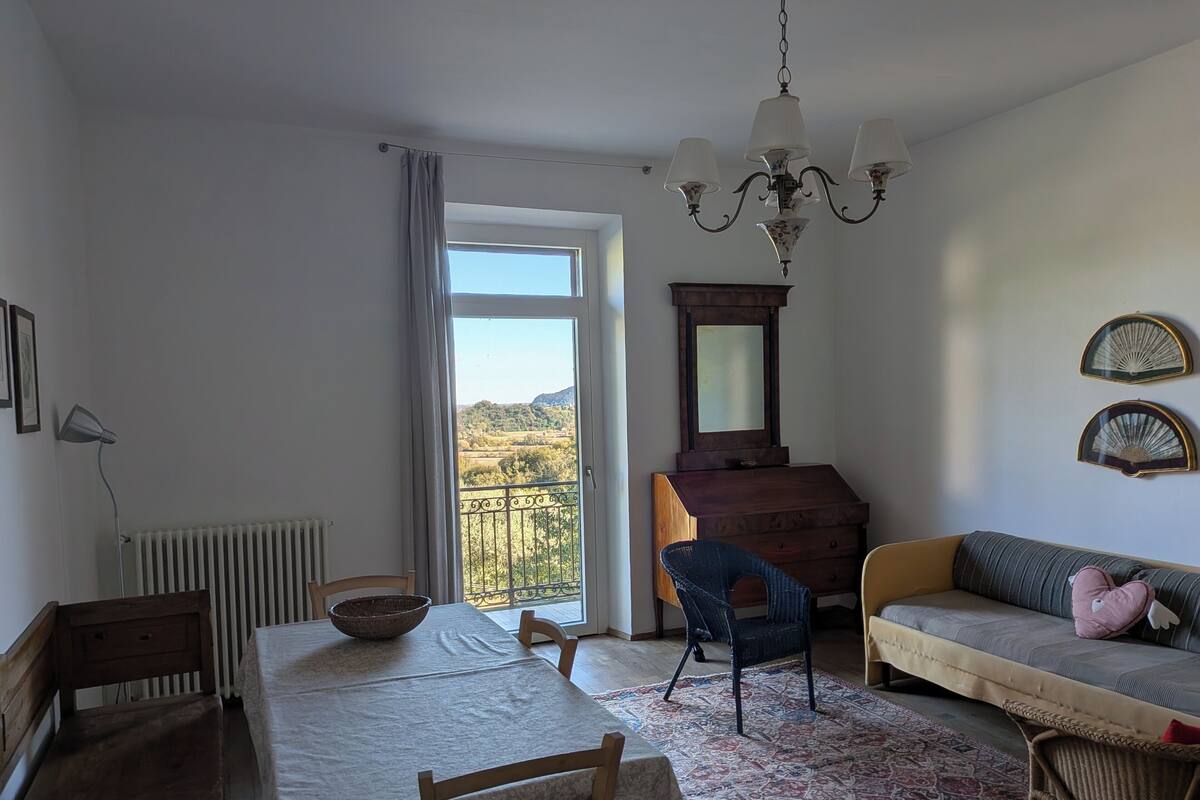 Departamento clásico, vista a la colina | Área de sala de estar