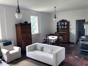 Departamento clásico, vista a la colina | Área de sala de estar