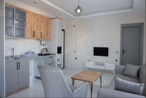 家庭開放式套房, 部分海景 | 起居區