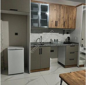 جناح إستديو عائلي - بمنظر جزئي للبحر | �مطبخ خاص | ثلاجة صغيرة، مستلزمات طهي/أطباق/أوعية