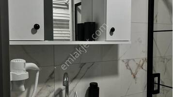 Studio Suite dành cho gia đình, quang cảnh một góc biển | Phòng tắm | Đồ dùng nhà tắm miễn phí, máy sấy tóc, khăn tắm, xà phòng