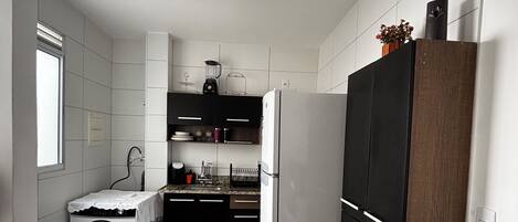 Kjøleskap, mikrobølgeovn, ovn og kokeplater