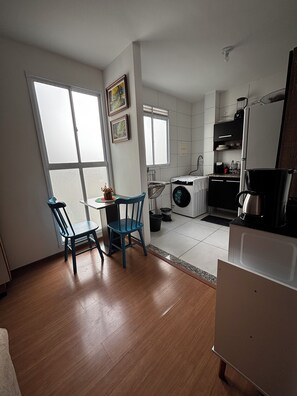 Fridge, microwave, oven, stovetop - Your cozy spot near the airport, with complete infrastructure! (Lauro de Freitas)