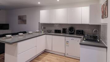 Micro-ondas, fogão, lava-louças