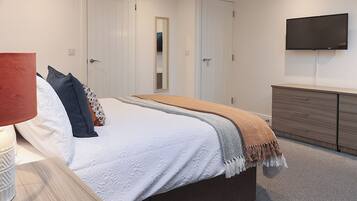 3 quartos, ferros/tábuas de passar roupa, Wi-Fi, roupa de cama