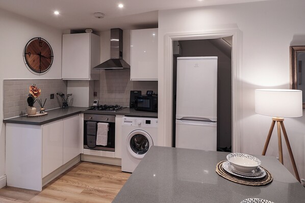 Micro-ondas, fogão, lava-louças