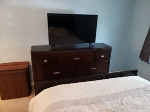 2 bedrooms, iron/ironing board, WiFi, bed sheets - Perfect 2-bedroom condo Near Everything (North Olmsted)