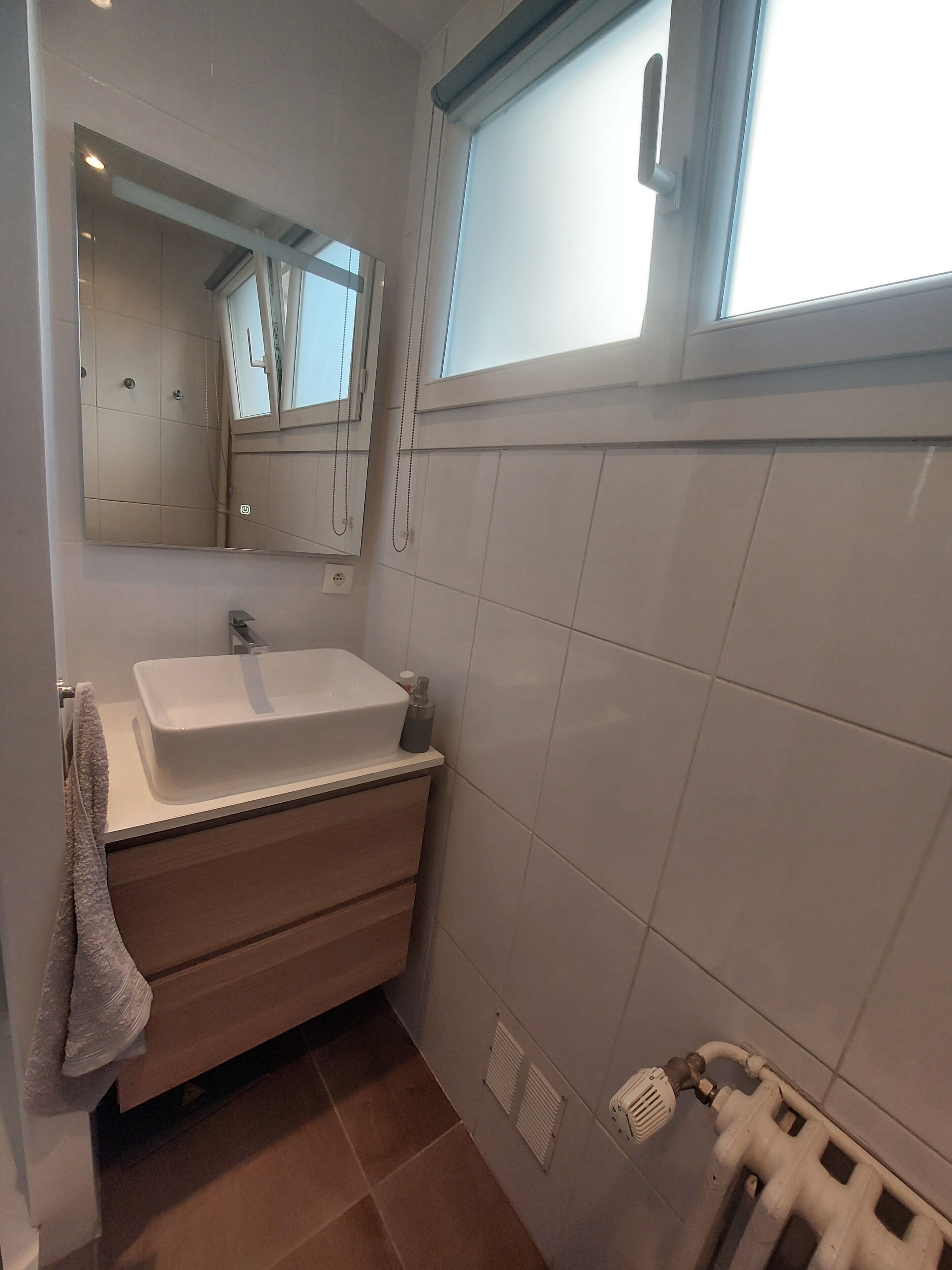 Douche, sèche-cheveux, serviettes fournies, savon