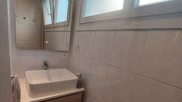 Een douche, een haardroger, handdoeken, zeep