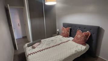 3 bedrooms, iron/ironing board, internet, bed sheets