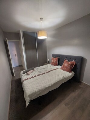 3 bedrooms, iron/ironing board, internet, bed sheets