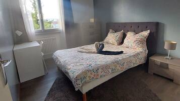 3 bedrooms, iron/ironing board, internet, bed sheets