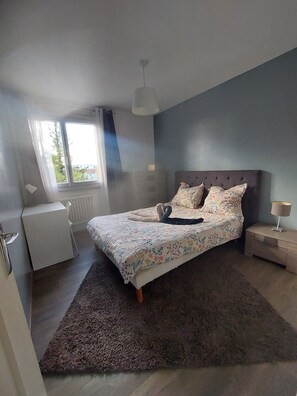 3 bedrooms, iron/ironing board, internet, bed sheets