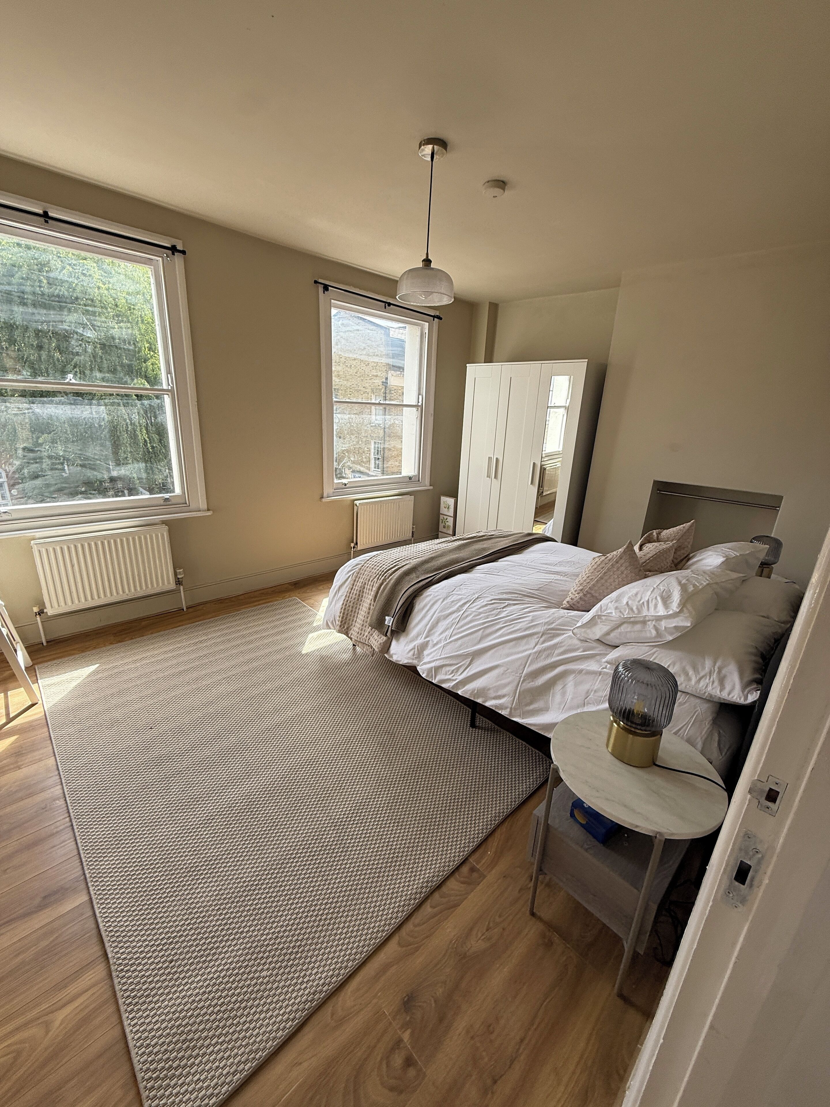 2 多间卧室、上网接入、床单