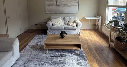 Stokey Skyline Retreat With Balcony